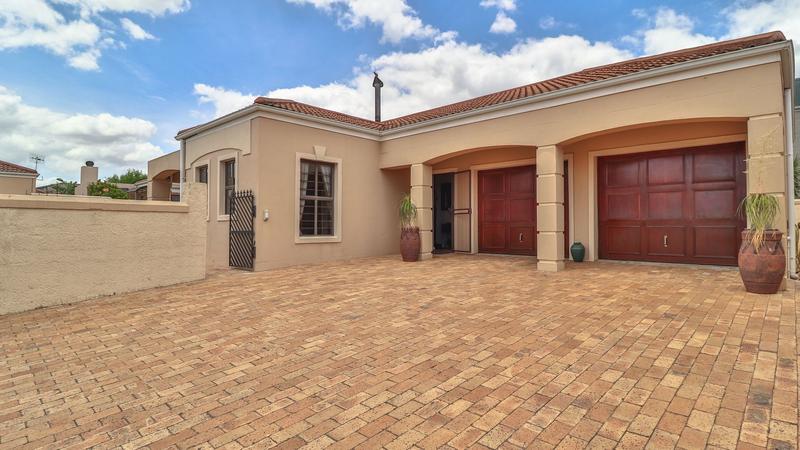 3 Bedroom Property for Sale in Uitzicht Western Cape